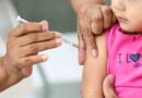 Profissional de saúde aplica vacina contra a gripe durante campanha de imunização em uma unidade de saúde de Saquarema.