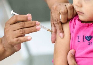 Profissional de saúde aplica vacina contra a gripe durante campanha de imunização em uma unidade de saúde de Saquarema.