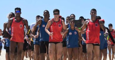 Prefeitura de Maricá forma 180 alunos no projeto Body Surf Salva, com foco em prevenção e salvamento aquático. Jovens aprendem técnicas para agir com segurança no mar.