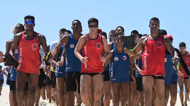 Prefeitura de Maricá forma 180 alunos no projeto Body Surf Salva, com foco em prevenção e salvamento aquático. Jovens aprendem técnicas para agir com segurança no mar.