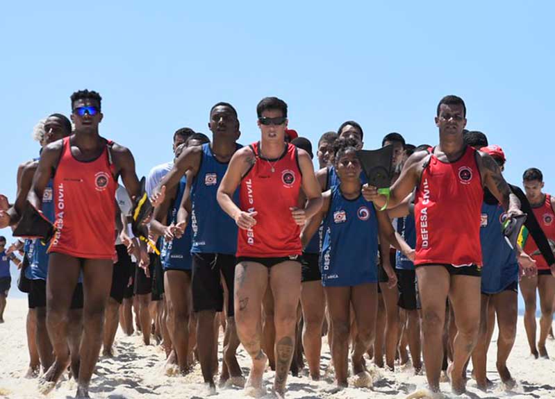 Prefeitura de Maricá forma 180 alunos no projeto Body Surf Salva, com foco em prevenção e salvamento aquático. Jovens aprendem técnicas para agir com segurança no mar.