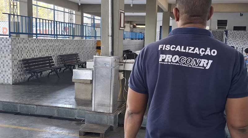 Procon-RJ orienta pais sobre reajustes nas mensalidades escolares e direitos no período de matrículas, destacando a importância de evitar práticas abusivas.