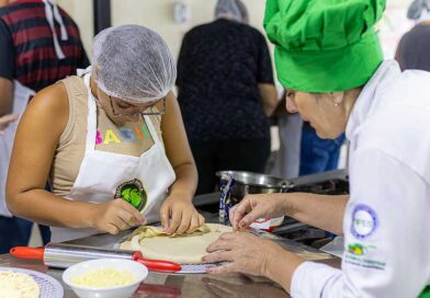 Oficina de pizza e visitas culturais integram colônia de férias promovida em Maricá