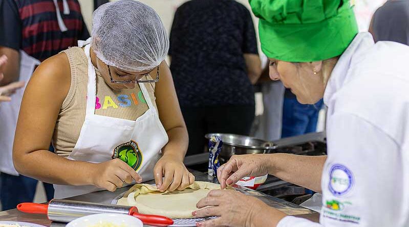 Oficina de pizza e visitas culturais integram colônia de férias promovida em Maricá