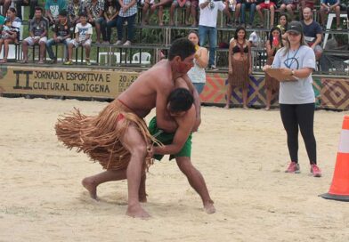 Integrantes da Aldeia Mata Verde Bonita durante apresentação cultural no Festival dos Povos Indígenas de Maricá.