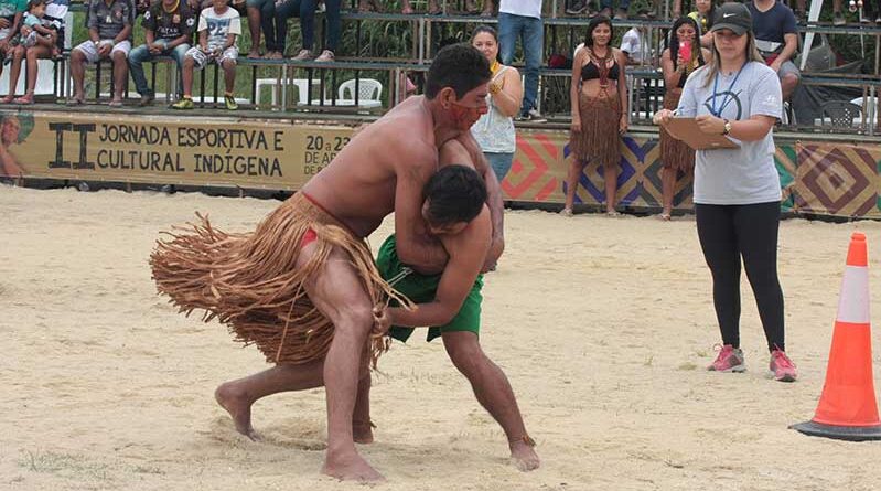 Integrantes da Aldeia Mata Verde Bonita durante apresentação cultural no Festival dos Povos Indígenas de Maricá.