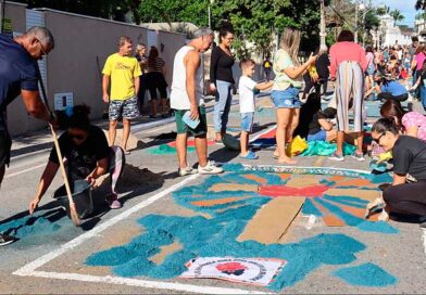 Tapetes de sal marcam celebração de Corpus Christi no Centro de São Pedro da Aldeia