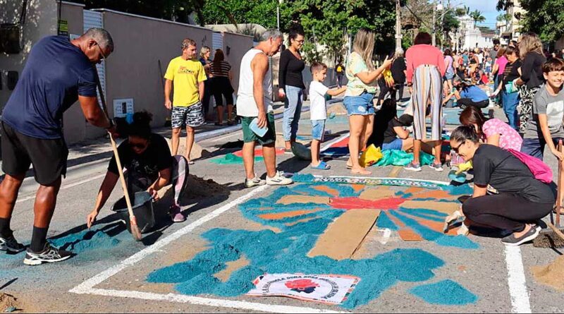 Tapetes de sal marcam celebração de Corpus Christi no Centro de São Pedro da Aldeia