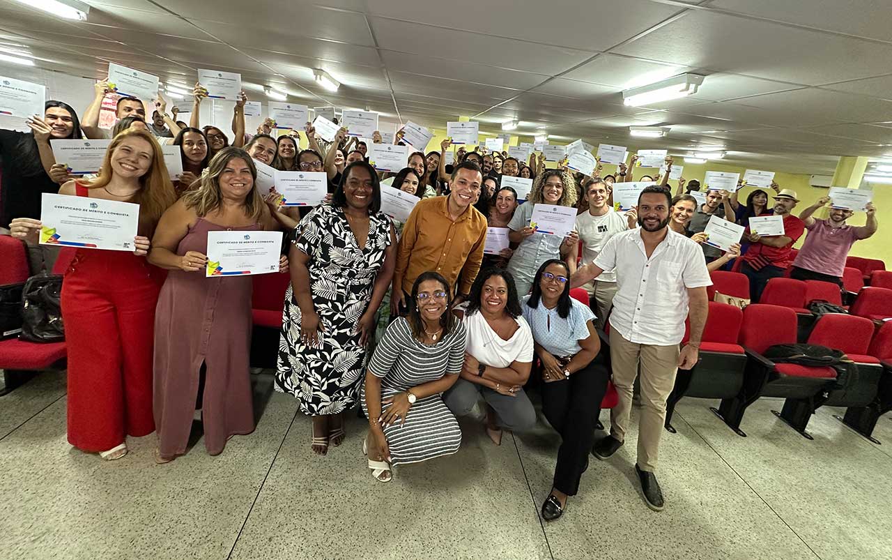 posse-professores-concurso-marica-educacao.jpg