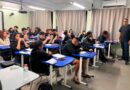 Estudantes participam de aula do Pré-ENEM Popular Iara Iavelberg em Maricá.