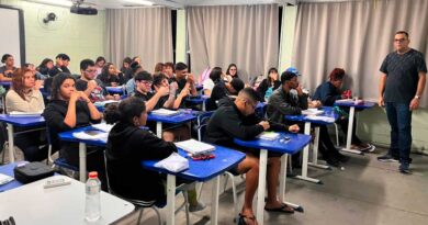 Estudantes participam de aula do Pré-ENEM Popular Iara Iavelberg em Maricá.
