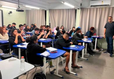 Estudantes participam de aula do Pré-ENEM Popular Iara Iavelberg em Maricá.
