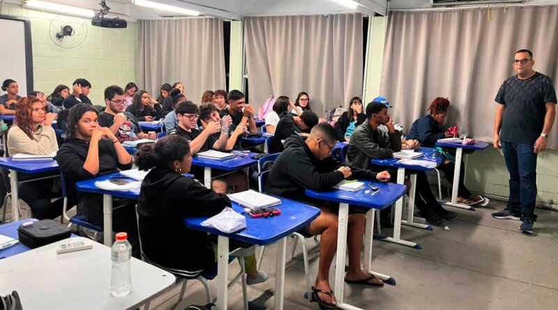 Estudantes participam de aula do Pré-ENEM Popular Iara Iavelberg em Maricá.