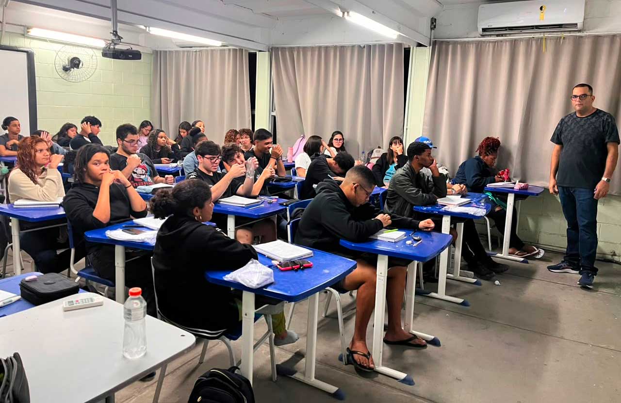 Estudantes participam de aula do Pré-ENEM Popular Iara Iavelberg em Maricá.