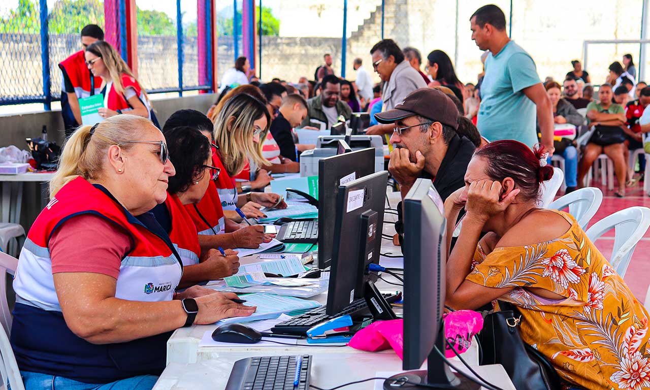 Moradores participam de mutirão de atualização do Cadastro Único no CRAS Mumbuca, em Maricá.