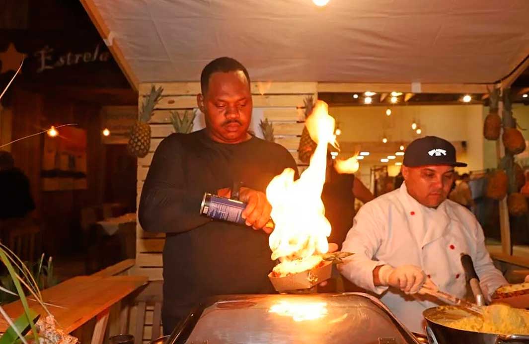 Público circula pelo Degusta Búzios 2026 durante festival gastronômico realizado em Armação dos Búzios.