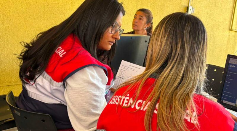 Moradores atualizam o Cadastro Único durante mutirão realizado no CRAS de Itaipuaçu, em Maricá.