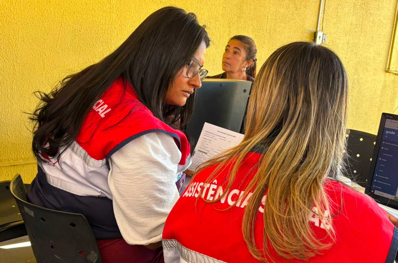 Moradores atualizam o Cadastro Único durante mutirão realizado no CRAS de Itaipuaçu, em Maricá.
