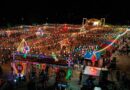 Público participa do Arraiá da Vila 2026 no Campo de Aviação, em Saquarema, durante festa com decoração típica e atrações culturais.