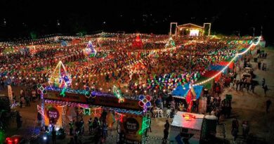 Público participa do Arraiá da Vila 2026 no Campo de Aviação, em Saquarema, durante festa com decoração típica e atrações culturais.