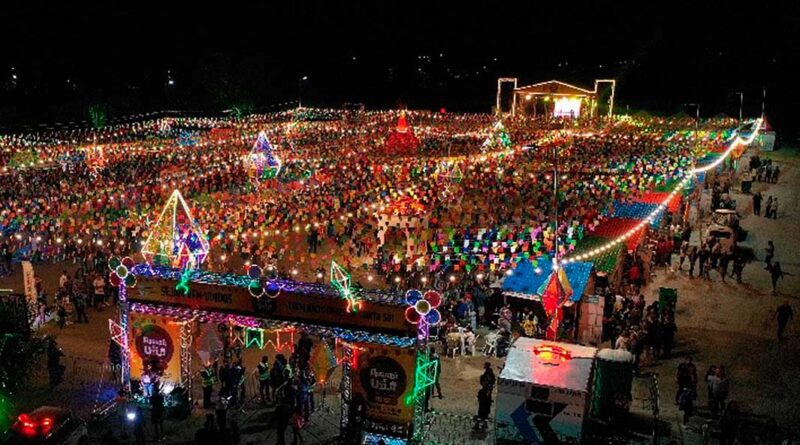 Público participa do Arraiá da Vila 2026 no Campo de Aviação, em Saquarema, durante festa com decoração típica e atrações culturais.