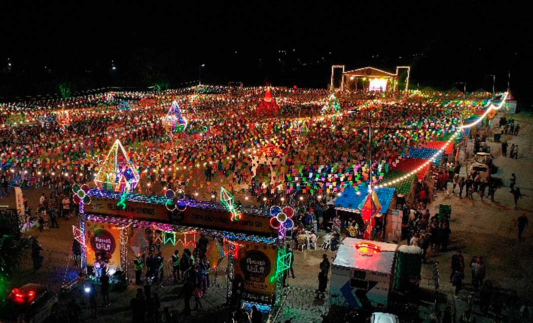 Público participa do Arraiá da Vila 2026 no Campo de Aviação, em Saquarema, durante festa com decoração típica e atrações culturais.