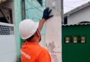 Poste de iluminação pública com QR Code que permite solicitar reparos pelo WhatsApp em Saquarema.