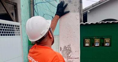 Poste de iluminação pública com QR Code que permite solicitar reparos pelo WhatsApp em Saquarema.