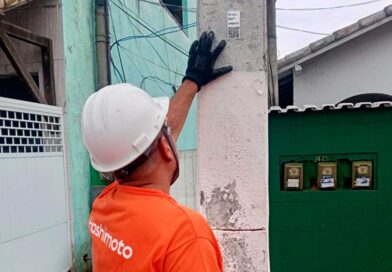 Poste de iluminação pública com QR Code que permite solicitar reparos pelo WhatsApp em Saquarema.