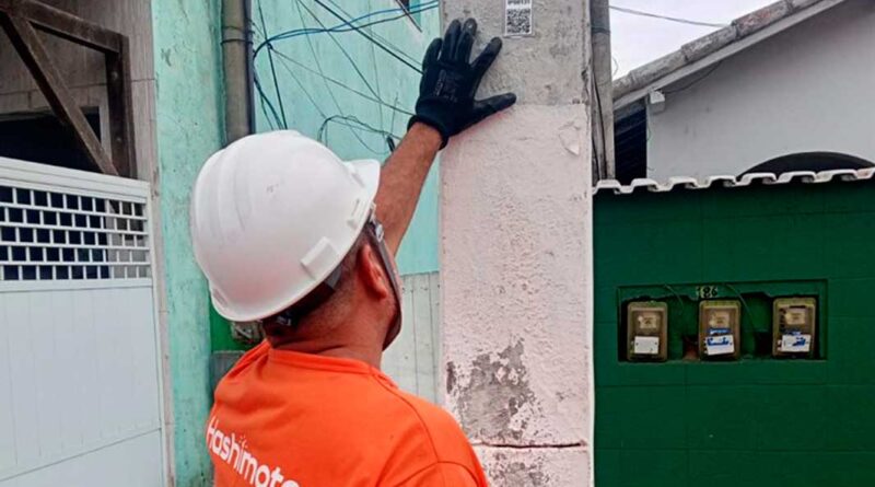 Poste de iluminação pública com QR Code que permite solicitar reparos pelo WhatsApp em Saquarema.