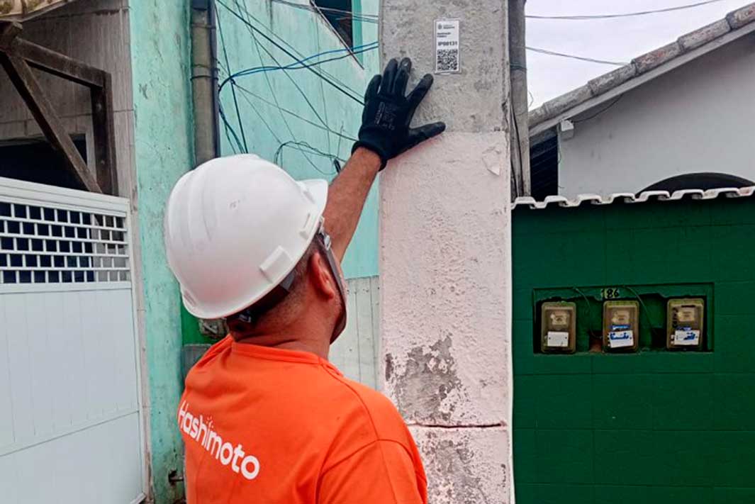 Poste de iluminação pública com QR Code que permite solicitar reparos pelo WhatsApp em Saquarema.