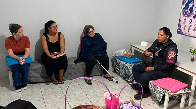 Mulheres participam de roda de conversa sobre violência doméstica em São Pedro da Aldeia