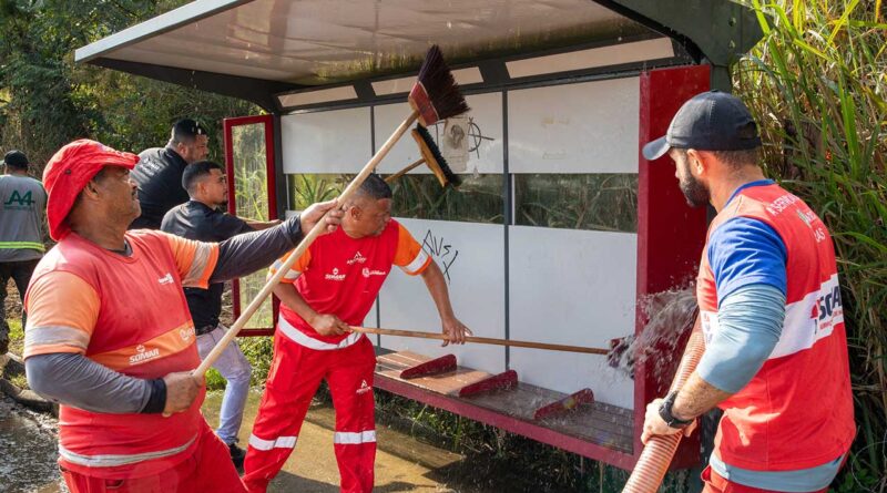 Equipes realizam serviços de limpeza e conservação em ruas de Maricá