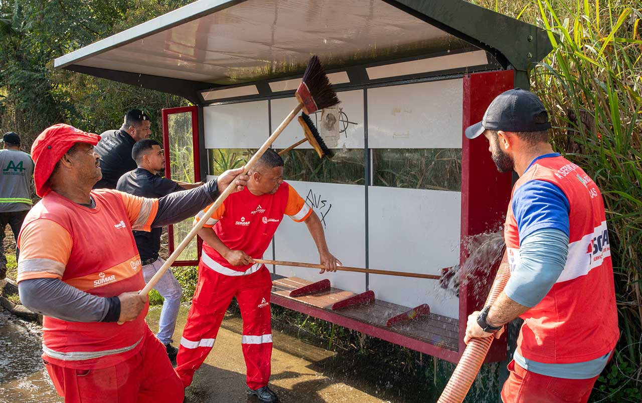 Equipes realizam serviços de limpeza e conservação em ruas de Maricá