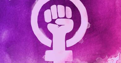 Participantes acompanham palestra durante o Fórum de Enfrentamento à Violência contra a Mulher realizado em Saquarema.