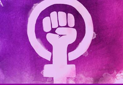 Participantes acompanham palestra durante o Fórum de Enfrentamento à Violência contra a Mulher realizado em Saquarema.