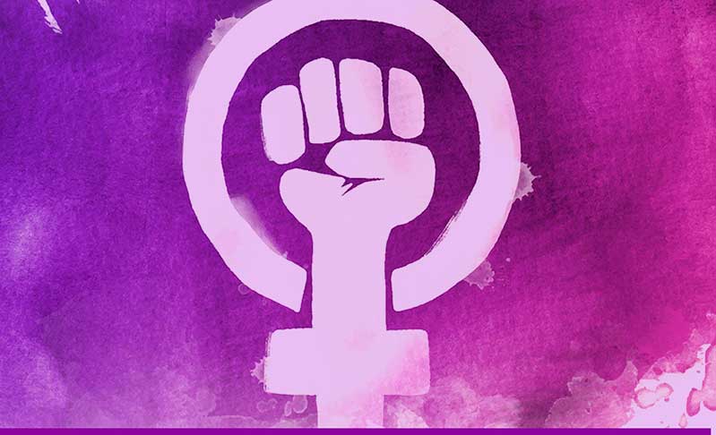 Participantes acompanham palestra durante o Fórum de Enfrentamento à Violência contra a Mulher realizado em Saquarema.