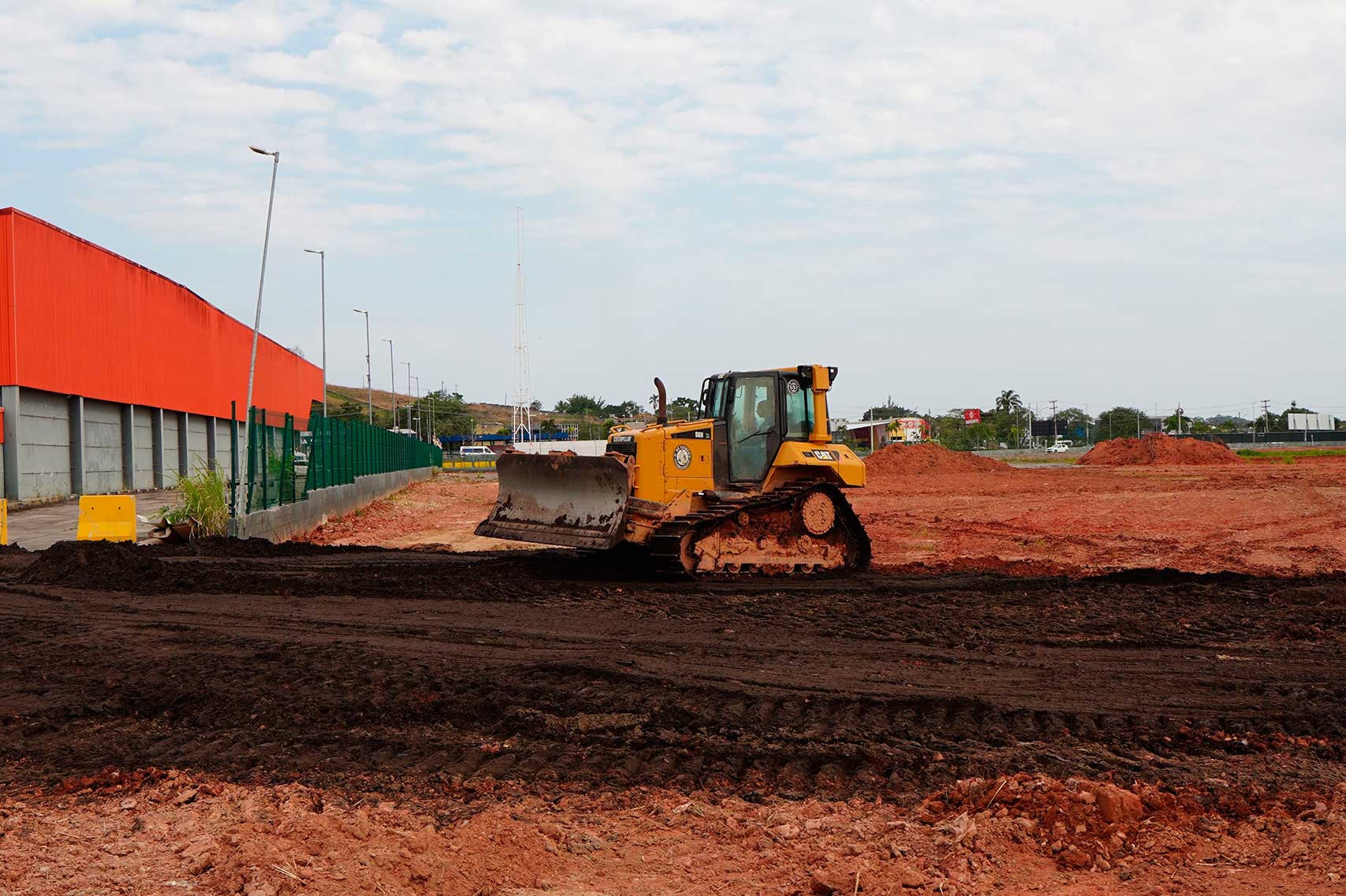 Área onde será construído o Plaza Maricá durante início da terraplanagem