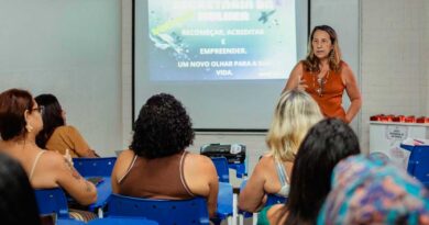 Participantes acompanham palestra durante o Fórum de Empreendedorismo Feminino realizado no Banco Mumbuca, em Maricá.
