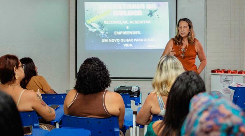 Participantes acompanham palestra durante o Fórum de Empreendedorismo Feminino realizado no Banco Mumbuca, em Maricá.