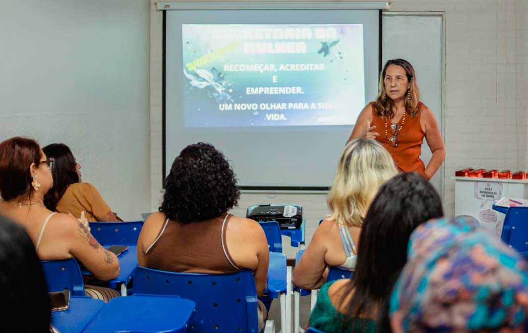 Participantes acompanham palestra durante o Fórum de Empreendedorismo Feminino realizado no Banco Mumbuca, em Maricá.