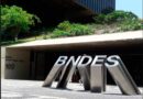 Empresário consulta informações sobre linhas de crédito da AgeRio em parceria com o BNDES.
