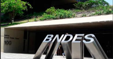 Empresário consulta informações sobre linhas de crédito da AgeRio em parceria com o BNDES.