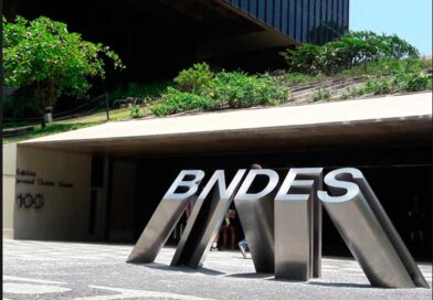 Empresário consulta informações sobre linhas de crédito da AgeRio em parceria com o BNDES.