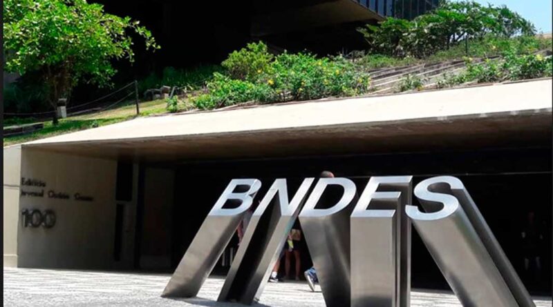 Empresário consulta informações sobre linhas de crédito da AgeRio em parceria com o BNDES.