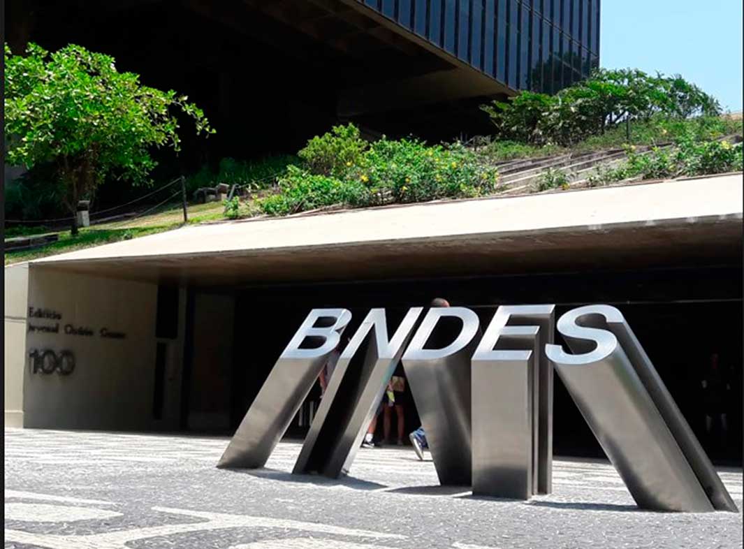 Empresário consulta informações sobre linhas de crédito da AgeRio em parceria com o BNDES.
