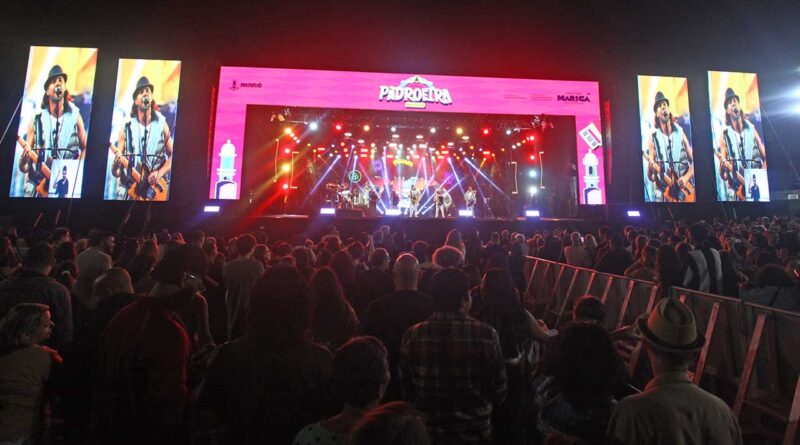 Falamansa se apresenta durante a Festa da Padroeira de Maricá na Barra.