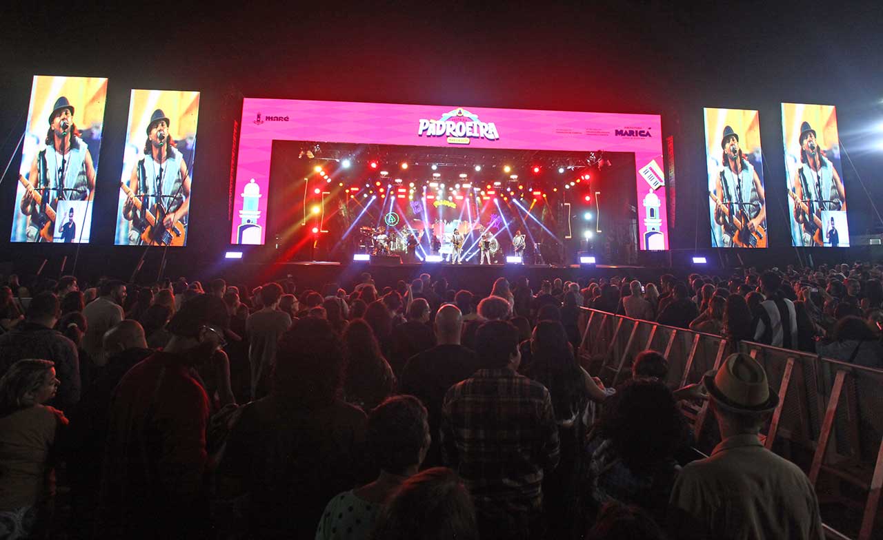 Falamansa se apresenta durante a Festa da Padroeira de Maricá na Barra.