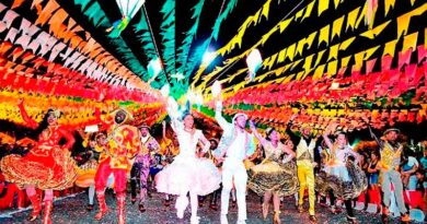 Apresentação de quadrilha junina durante evento cultural em Maricá.