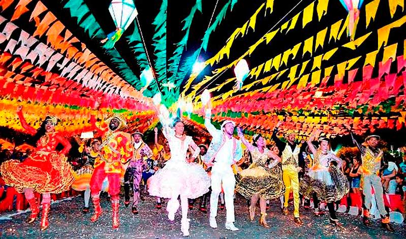 Apresentação de quadrilha junina durante evento cultural em Maricá.